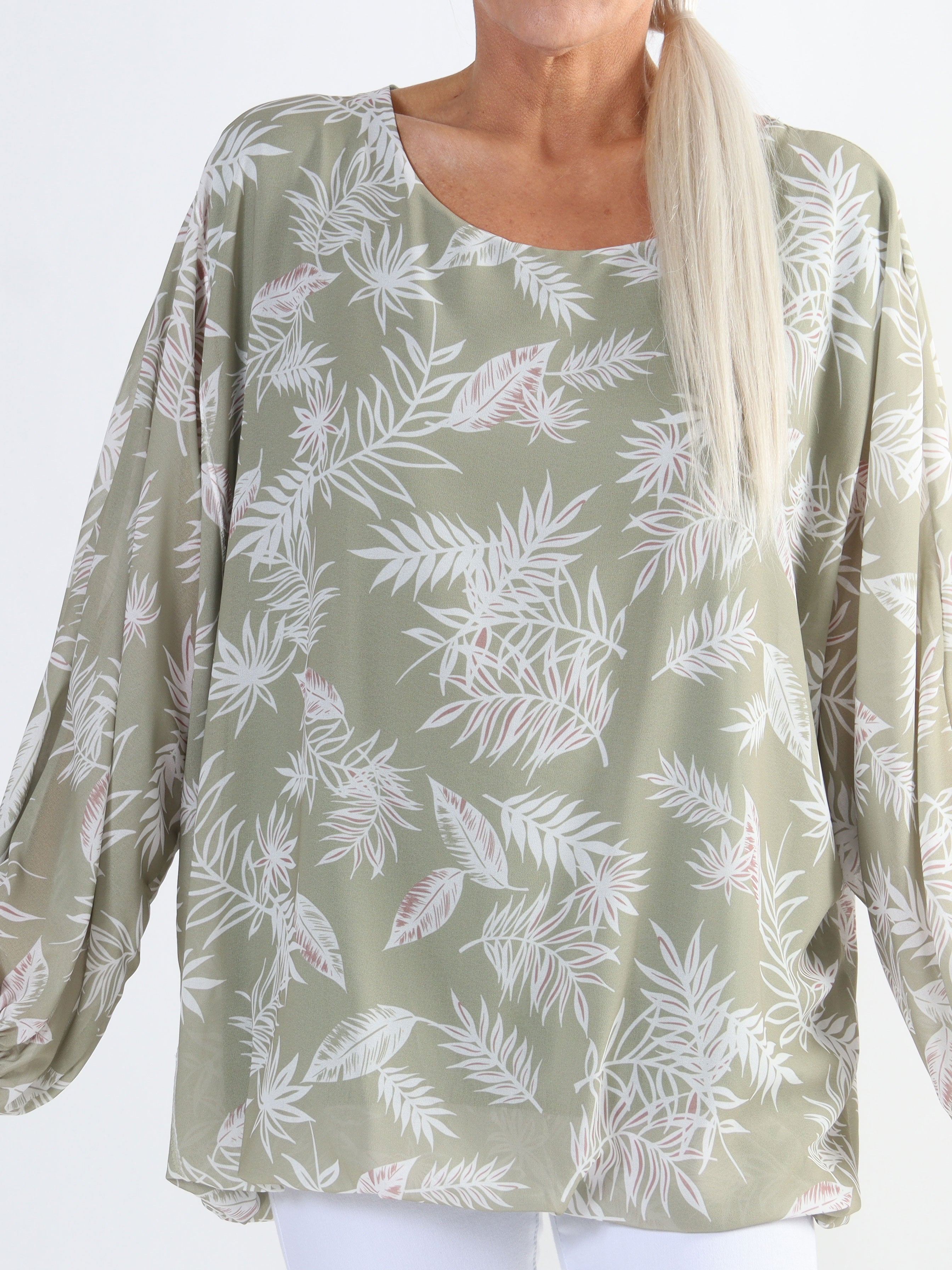 Destiny Leaf - Plus size bluse i chiffon med bladmønster